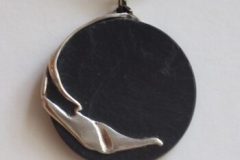 pendentif rond en ardoiqe avec décor en argent